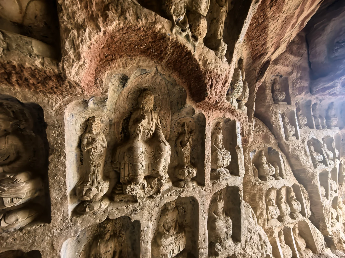 访古笔记 | 悬崖上的佛窟 漫天神佛具象化