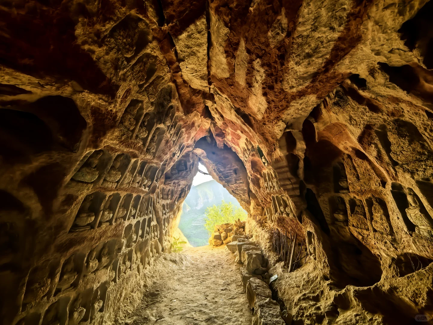 访古笔记 | 悬崖上的佛窟 漫天神佛具象化