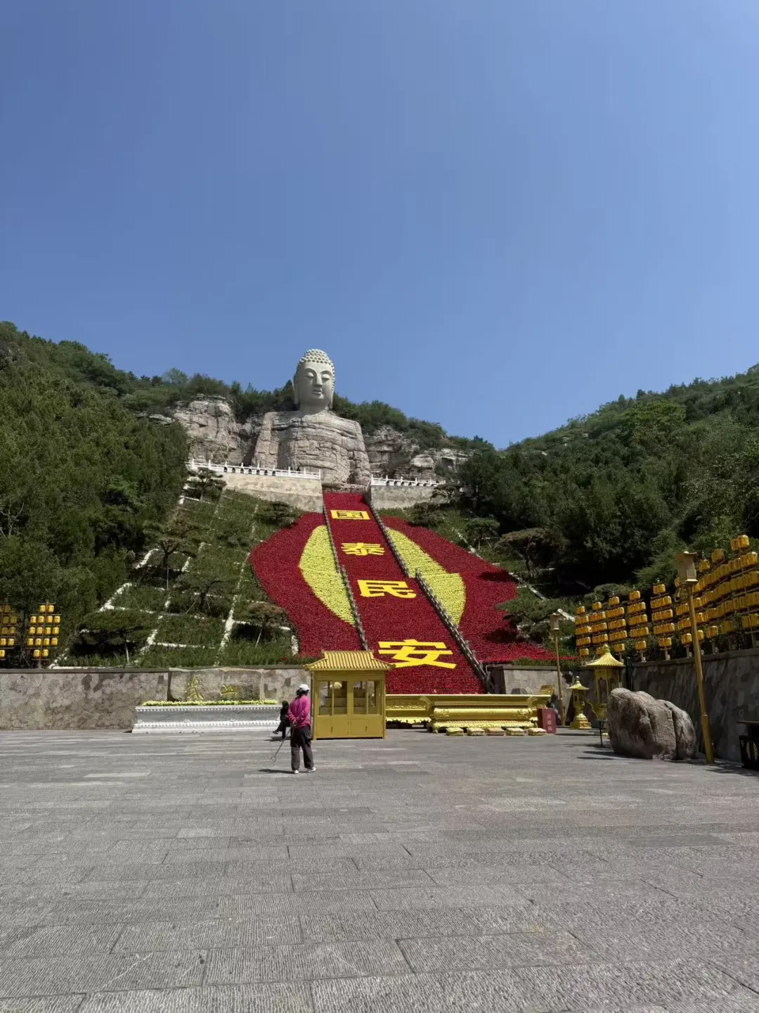 来蒙山大佛景区了