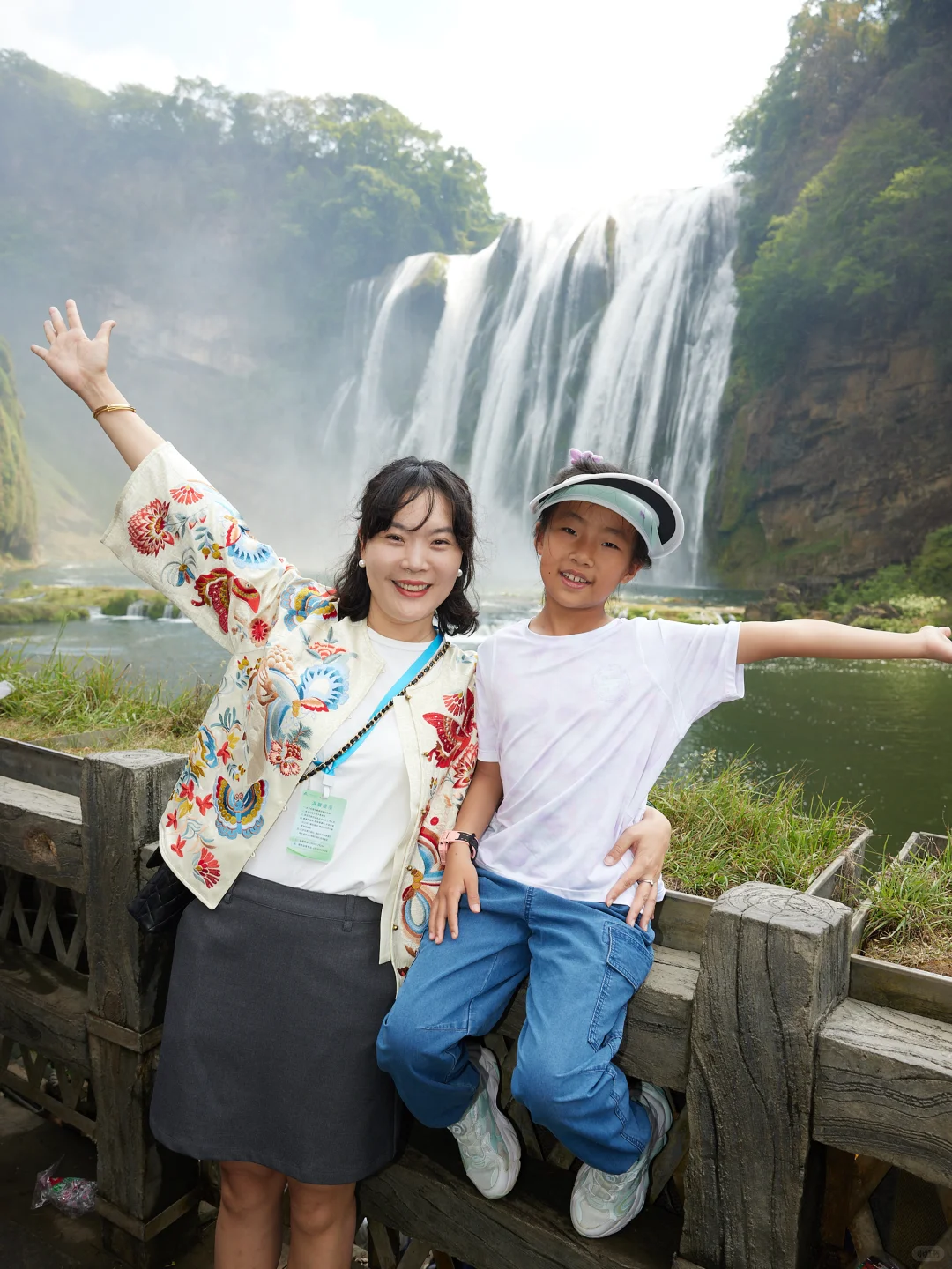 别挤崇左了!带娃去22℃贵州,探洞摸鱼超嗨