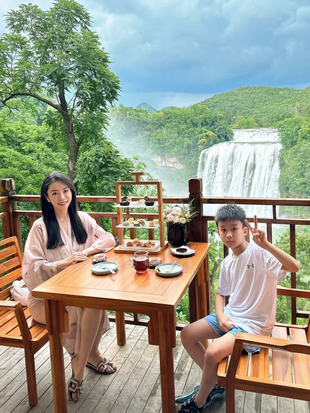 别挤崇左了!带娃去22℃贵州,探洞摸鱼超嗨