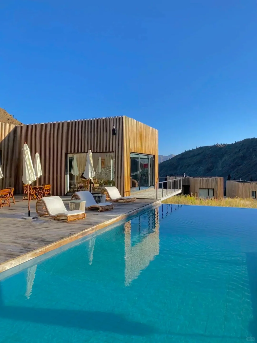 带闺蜜去了22℃的赛里木湖，真比新西兰震撼！