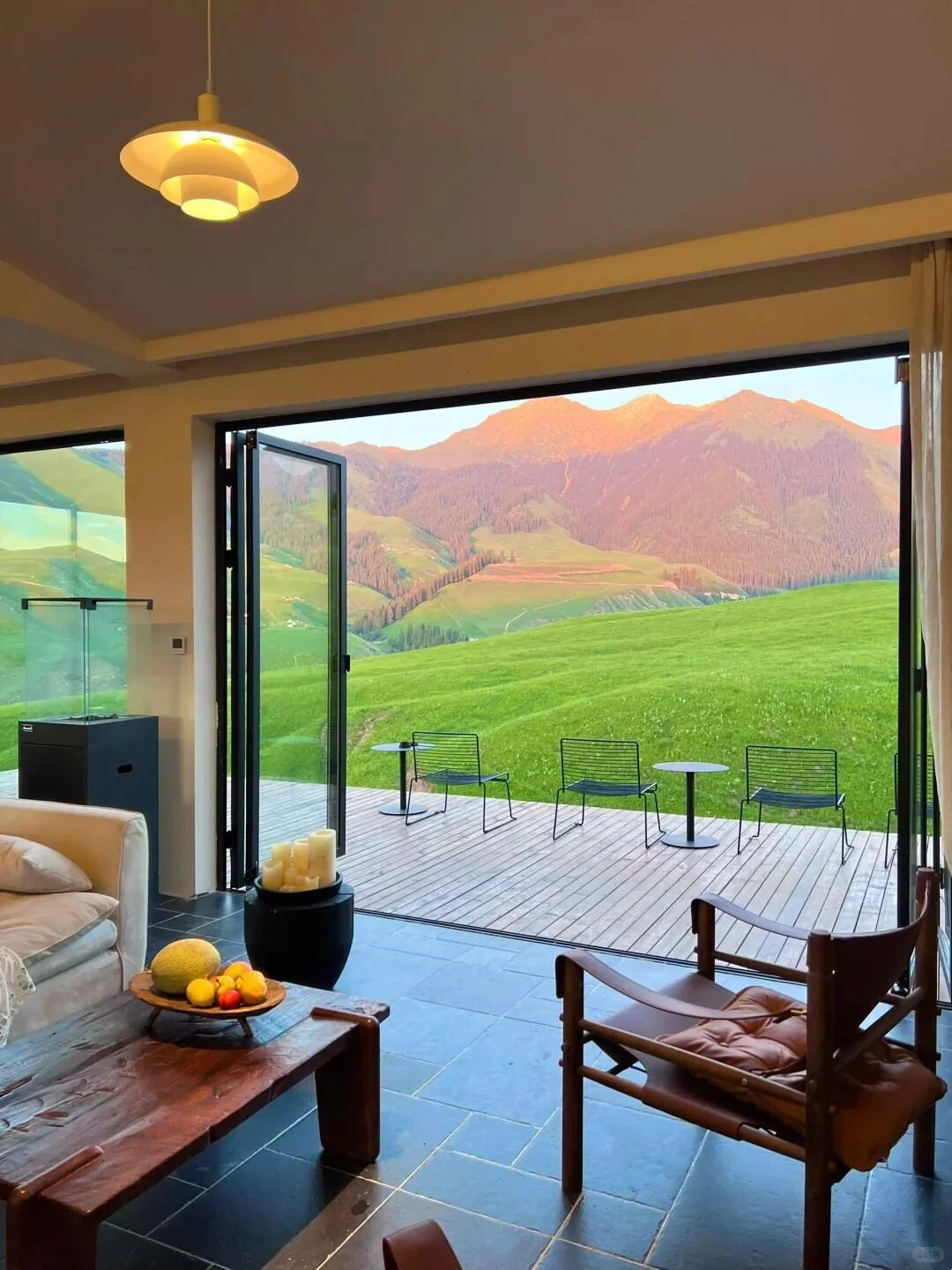 带闺蜜去了22℃的赛里木湖，真比新西兰震撼！