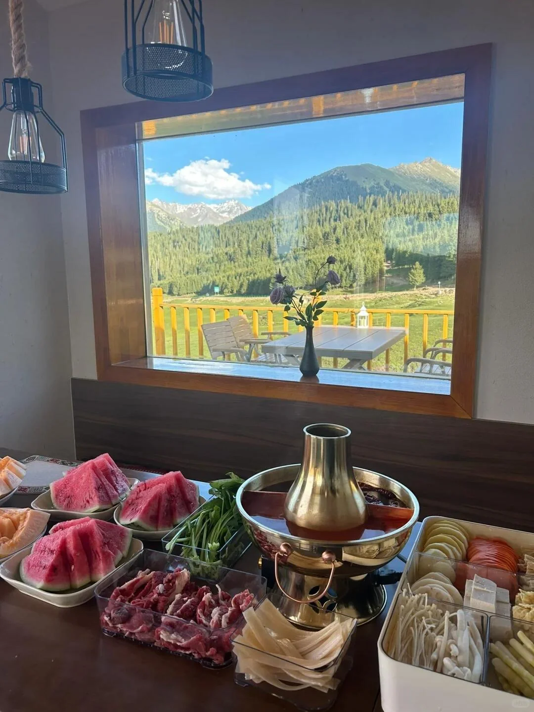 带闺蜜去了22℃的赛里木湖，真比新西兰震撼！