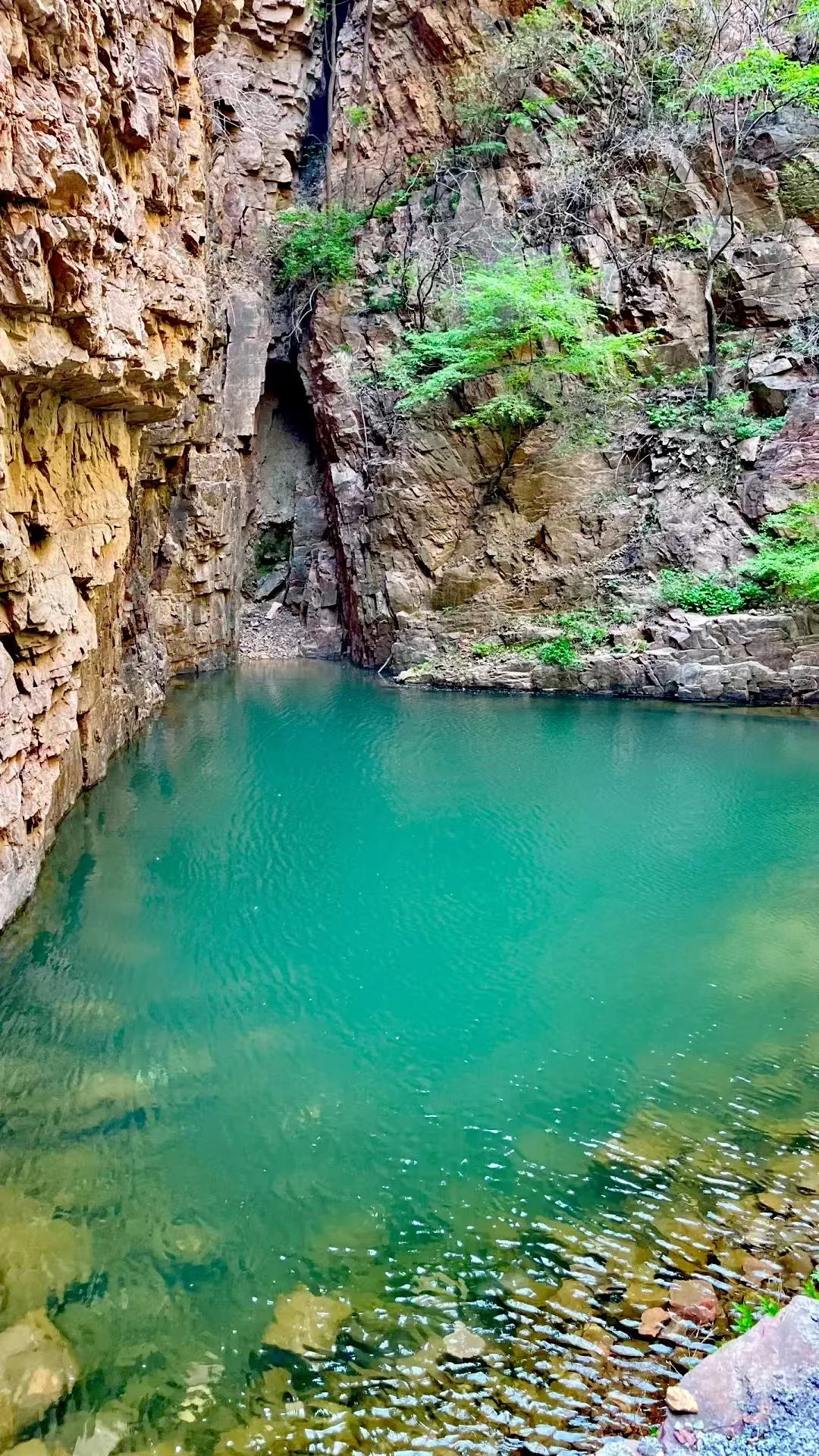 端午避人潮京郊20度“小九寨”平谷湖洞水
