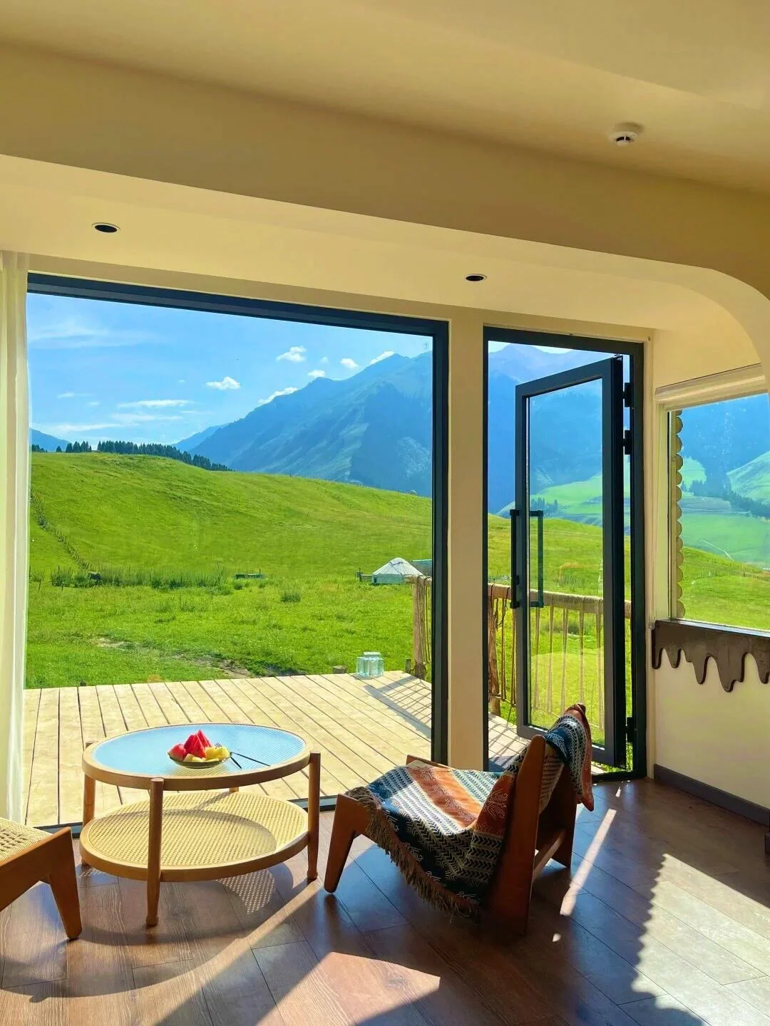 带闺蜜去了22℃的赛里木湖，真比新西兰震撼！