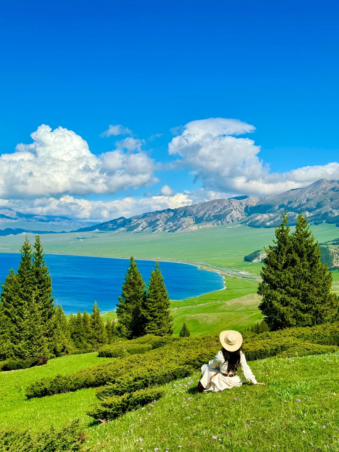 带闺蜜去了22℃的赛里木湖，真比新西兰震撼！