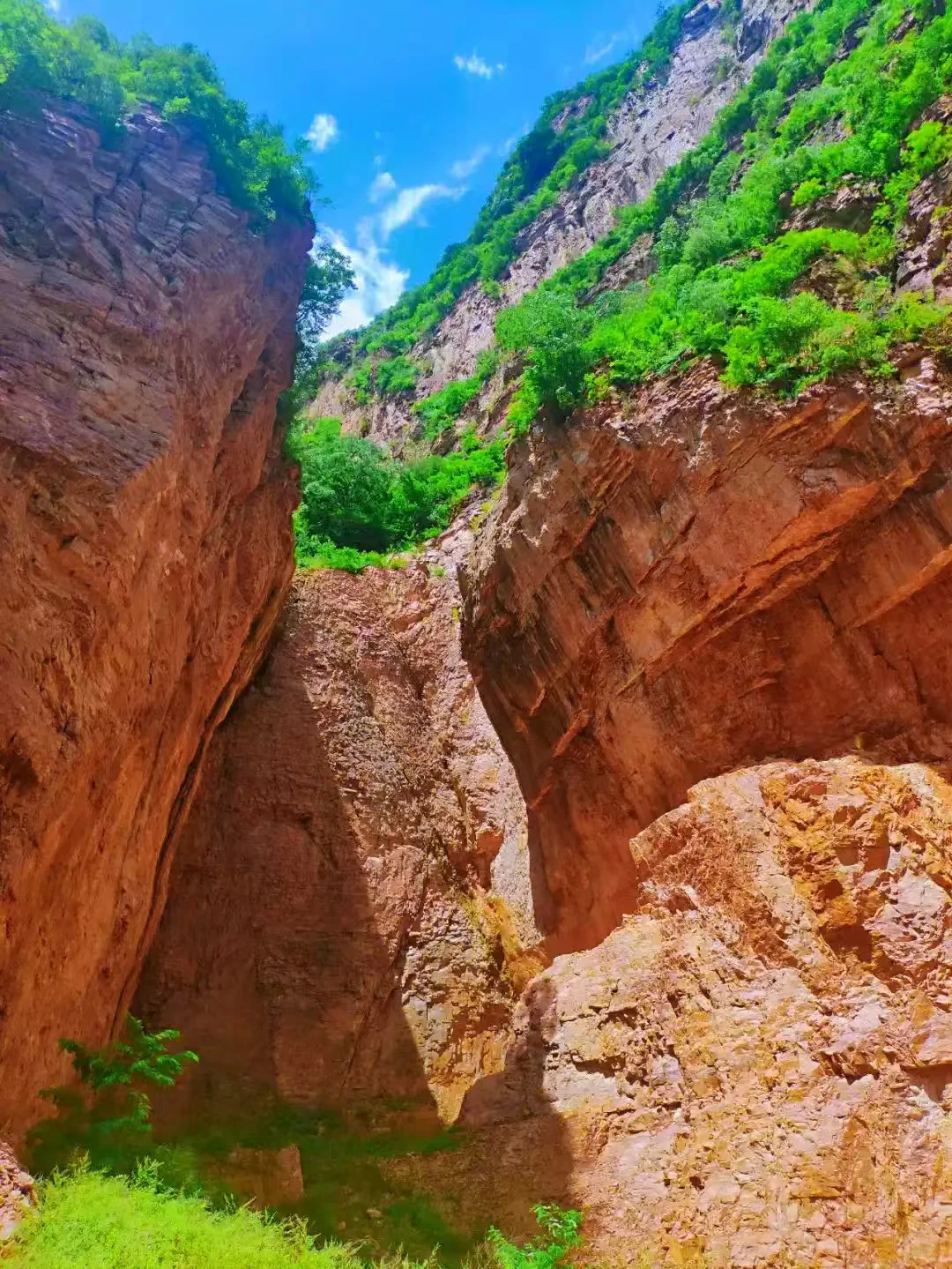 端午避人潮京郊20度“小九寨”平谷湖洞水