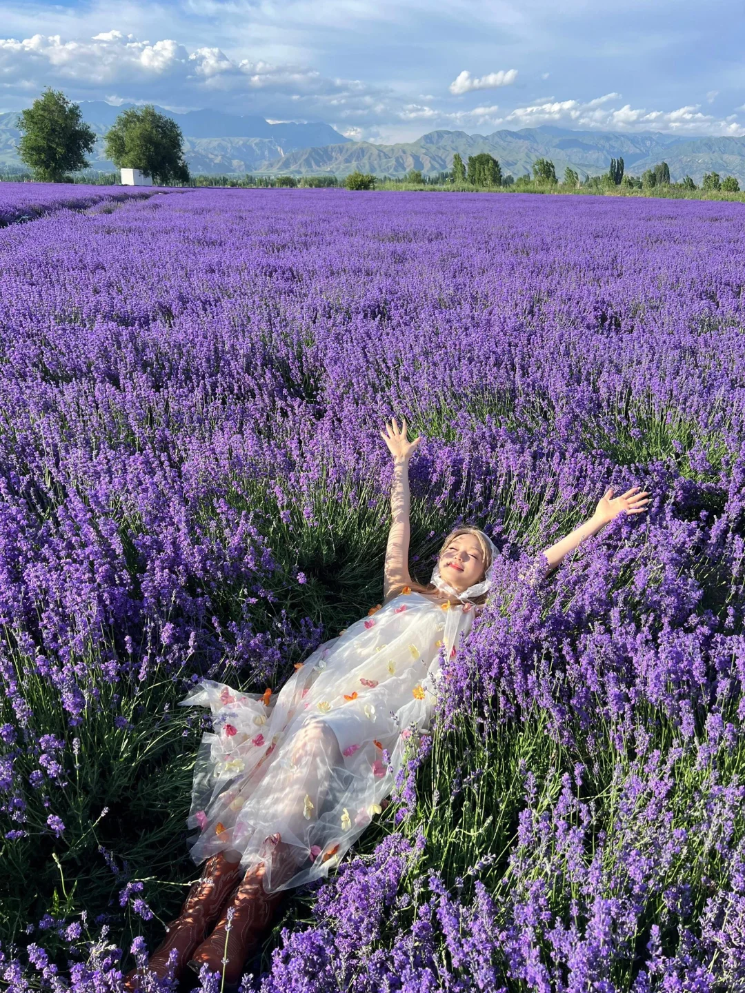 带闺蜜去了22℃的赛里木湖，真比新西兰震撼！