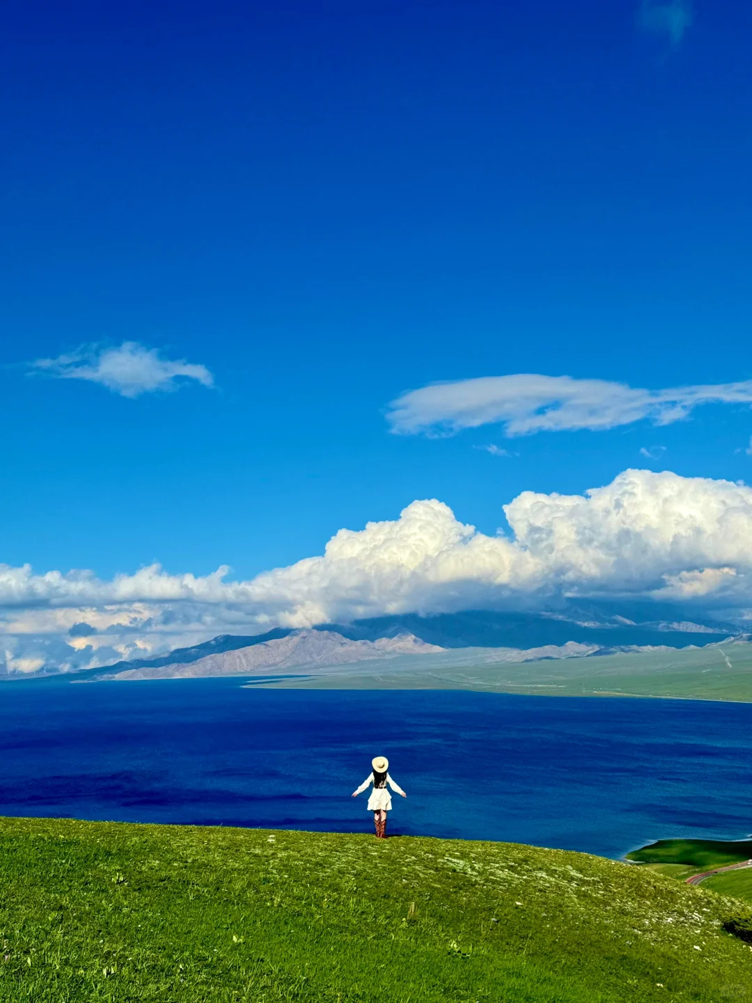 带闺蜜去了22℃的赛里木湖，真比新西兰震撼！