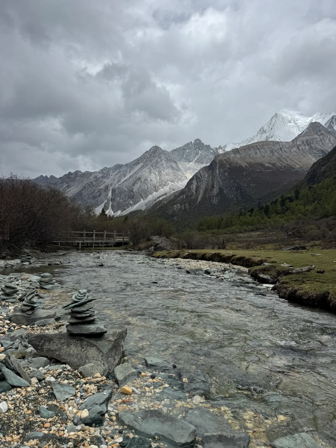 🌧️ 雨雾中的稻城亚丁，贡嘎措已是绝美！