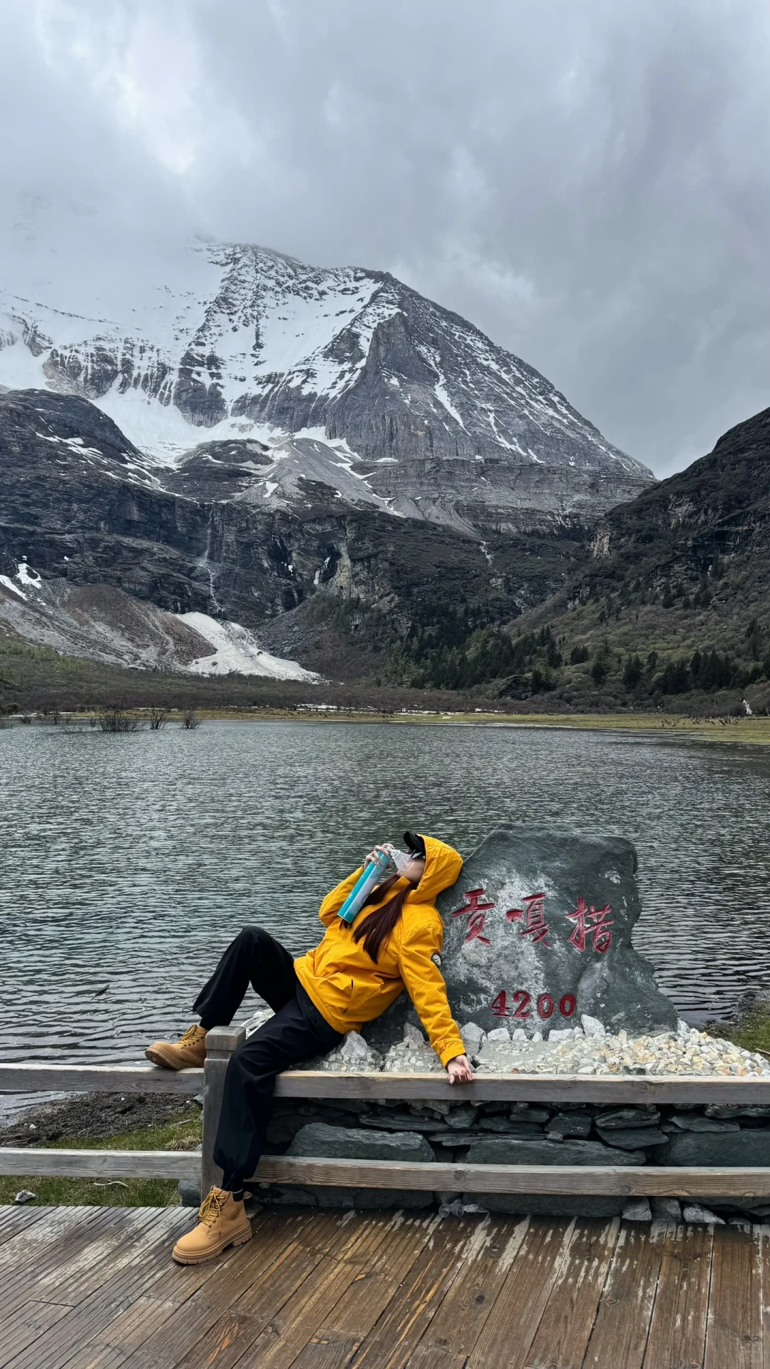 🌧️ 雨雾中的稻城亚丁，贡嘎措已是绝美！