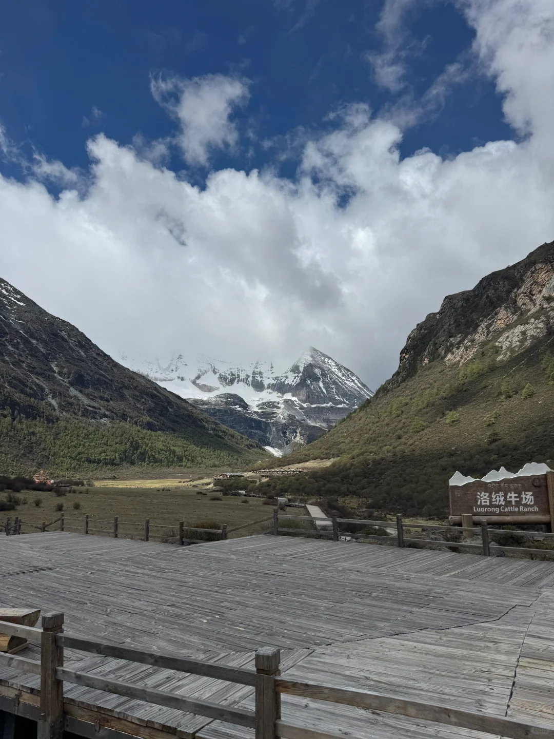 🌧️ 雨雾中的稻城亚丁，贡嘎措已是绝美！