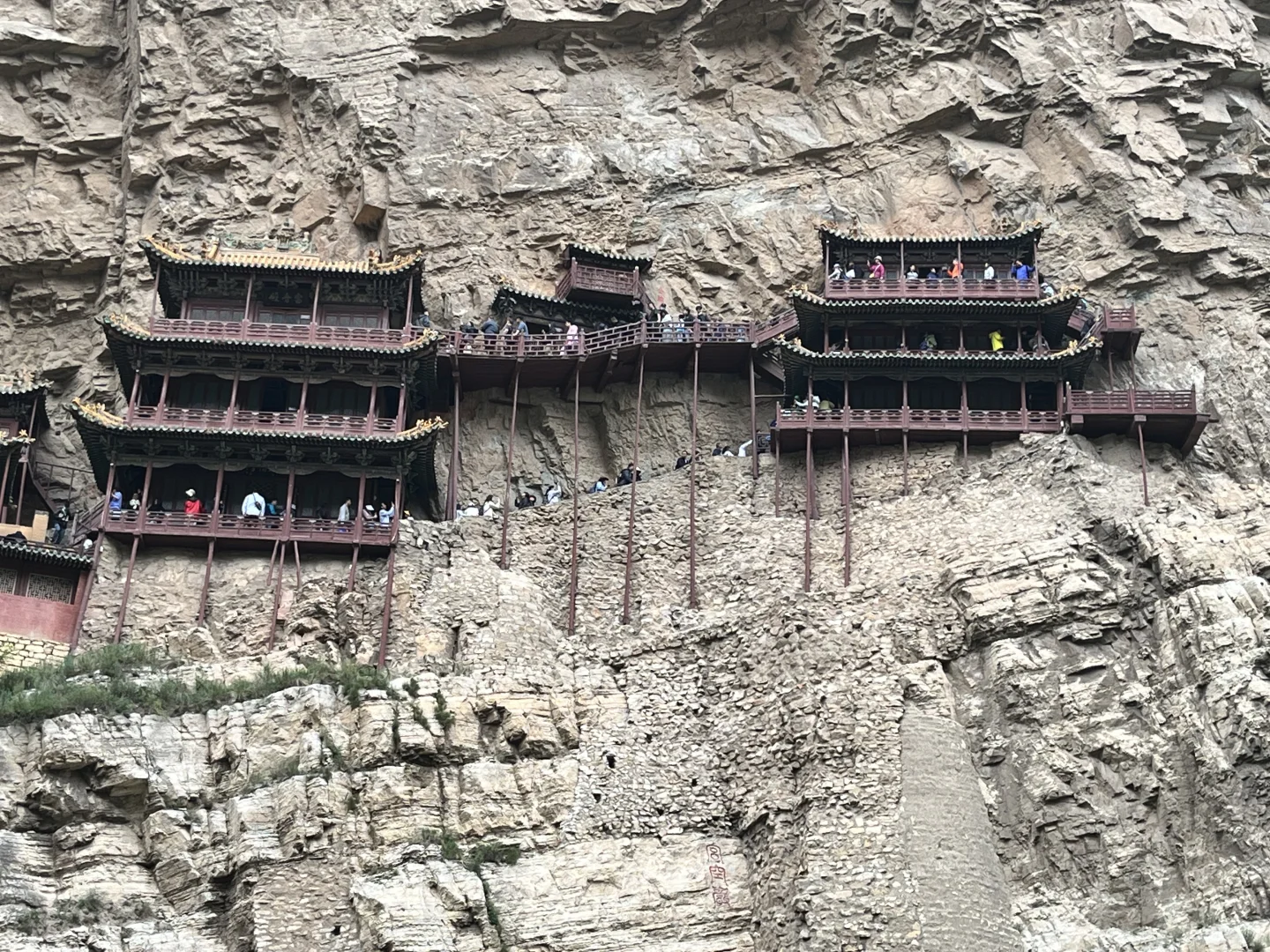 崖壁上悬崖上的悬空寺，太震撼了