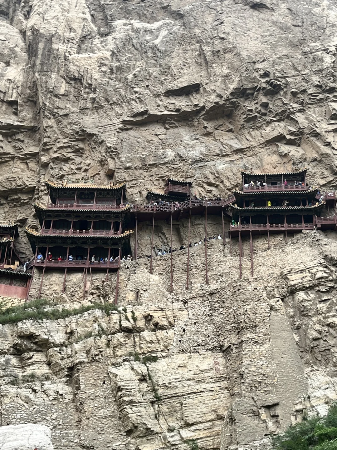 崖壁上悬崖上的悬空寺，太震撼了