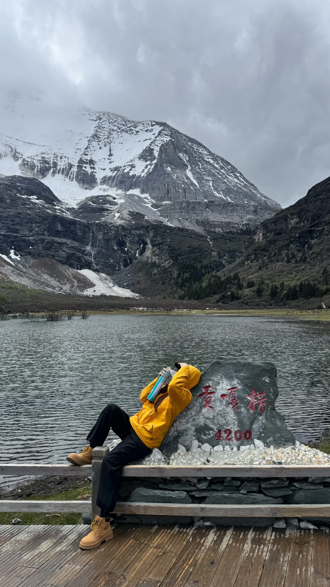 🌧️ 雨雾中的稻城亚丁，贡嘎措已是绝美！