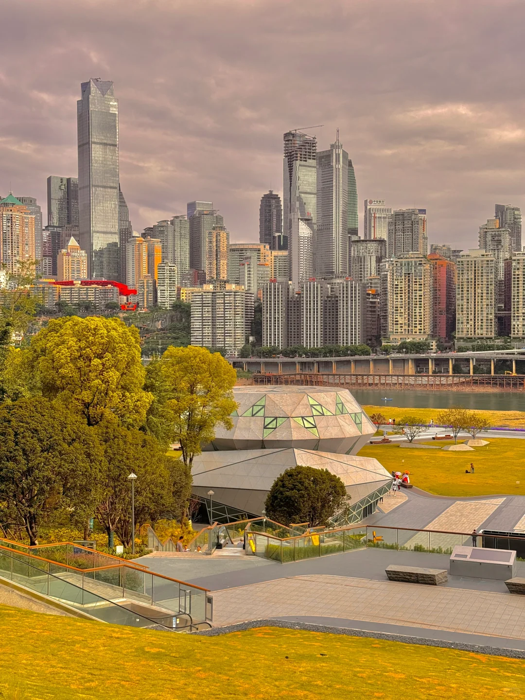 马上离开重庆了，哭着发出1️⃣8️⃣张live图😭