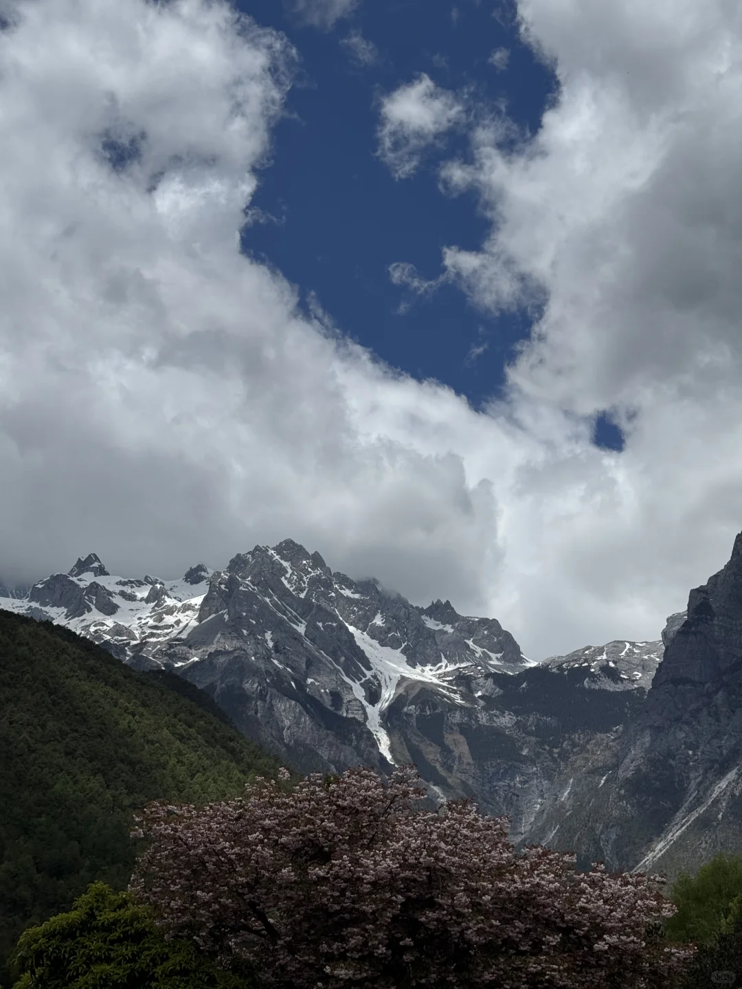 丽江已回   建议大家6-7月份去！！好玩不贵