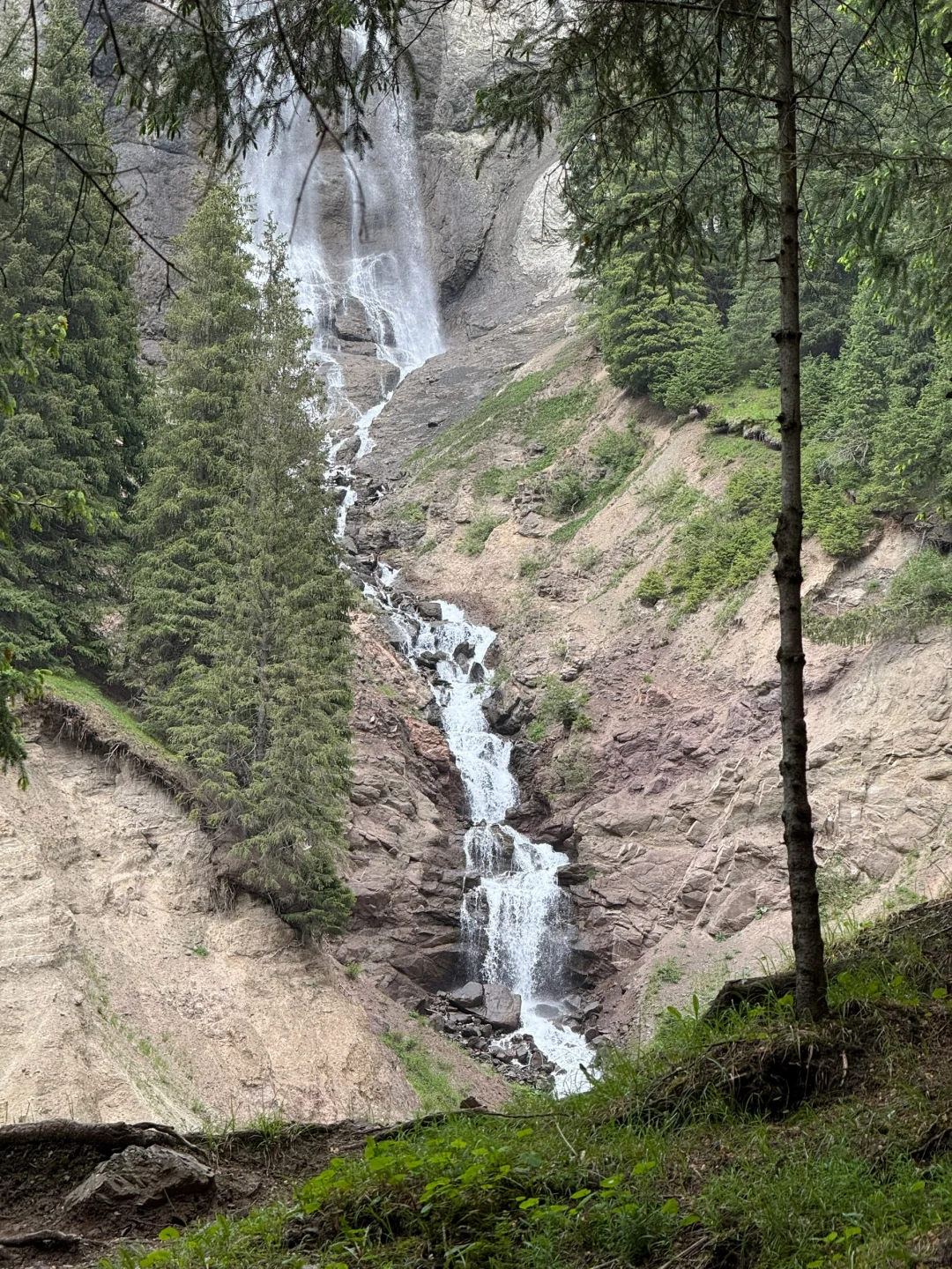 乌鲁木齐周边竟隐藏着这么美的瀑布，不堵车！