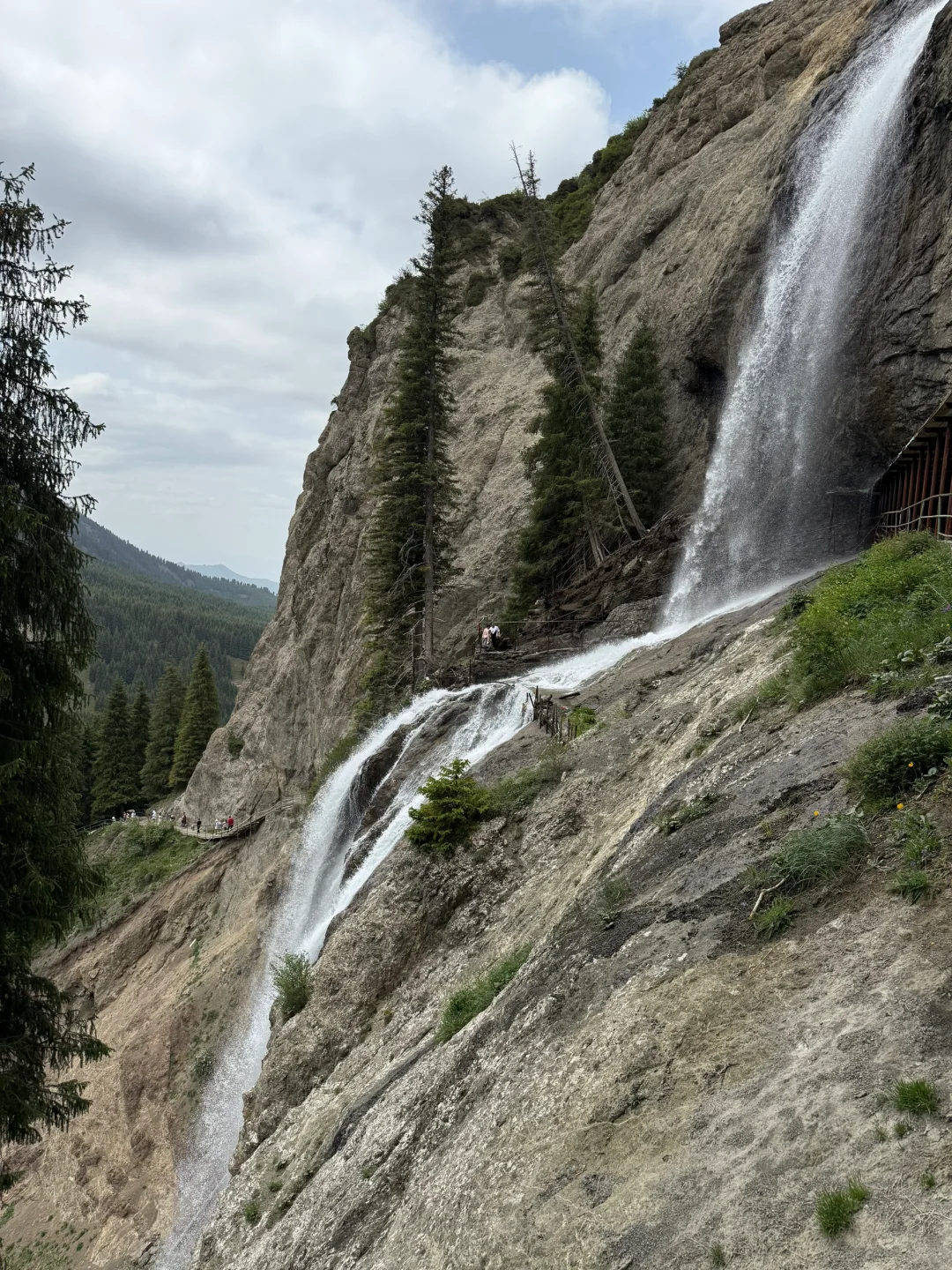 乌鲁木齐周边竟隐藏着这么美的瀑布，不堵车！