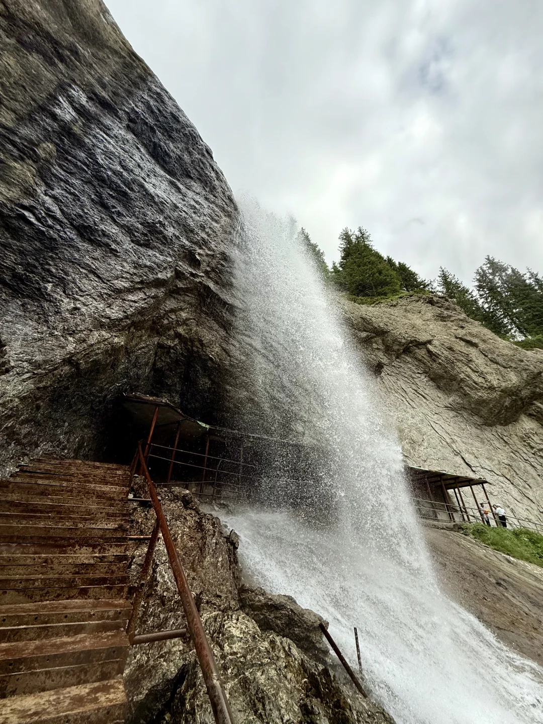 乌鲁木齐周边竟隐藏着这么美的瀑布，不堵车！