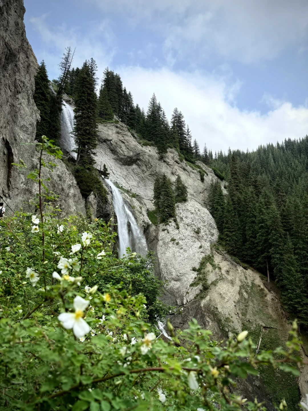 乌鲁木齐周边竟隐藏着这么美的瀑布，不堵车！
