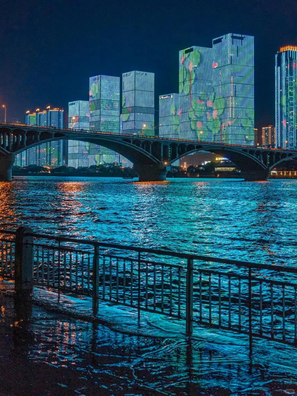 岳麓山下，长沙城里，尽显人间烟火气