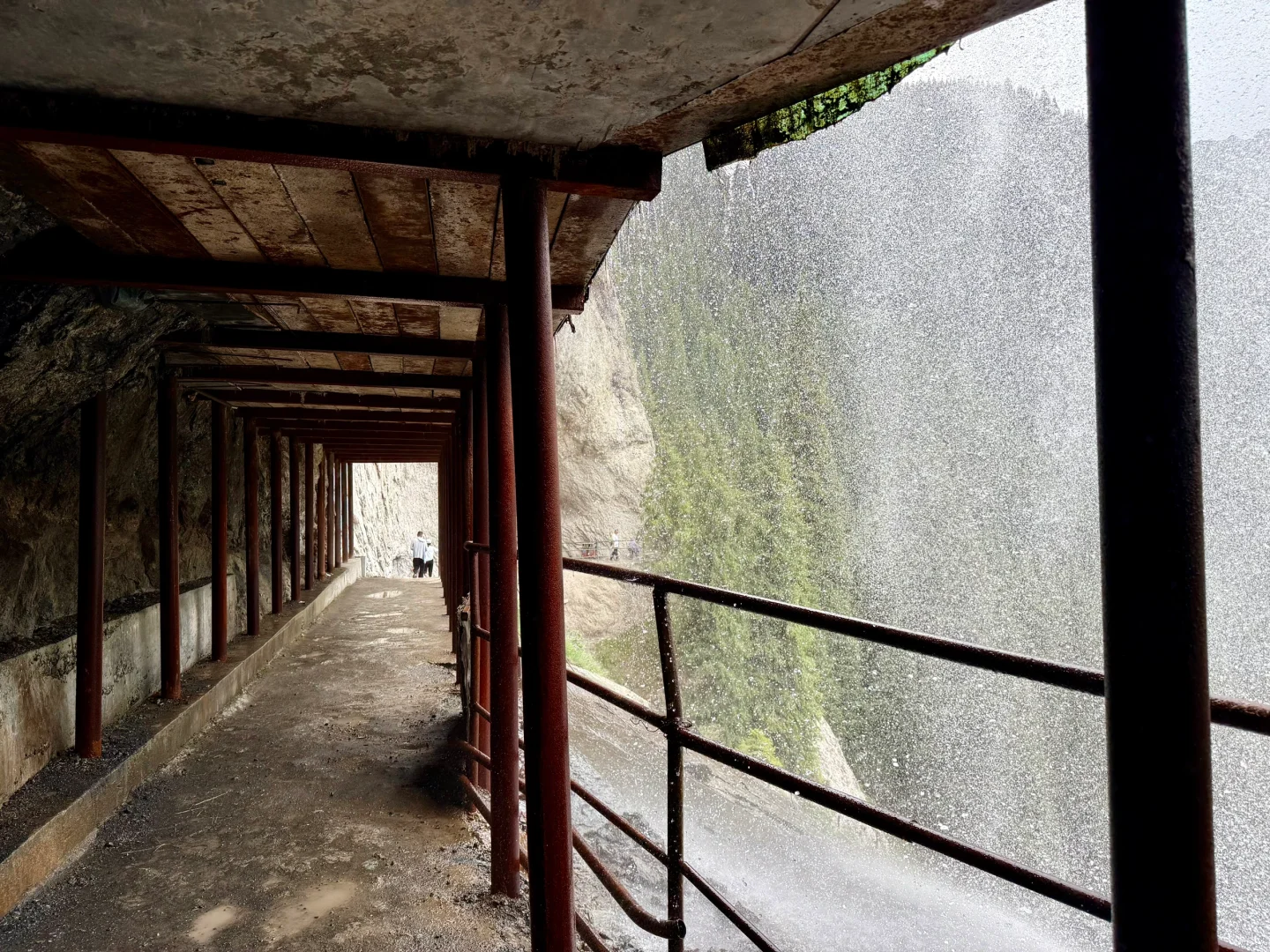 乌鲁木齐周边竟隐藏着这么美的瀑布，不堵车！