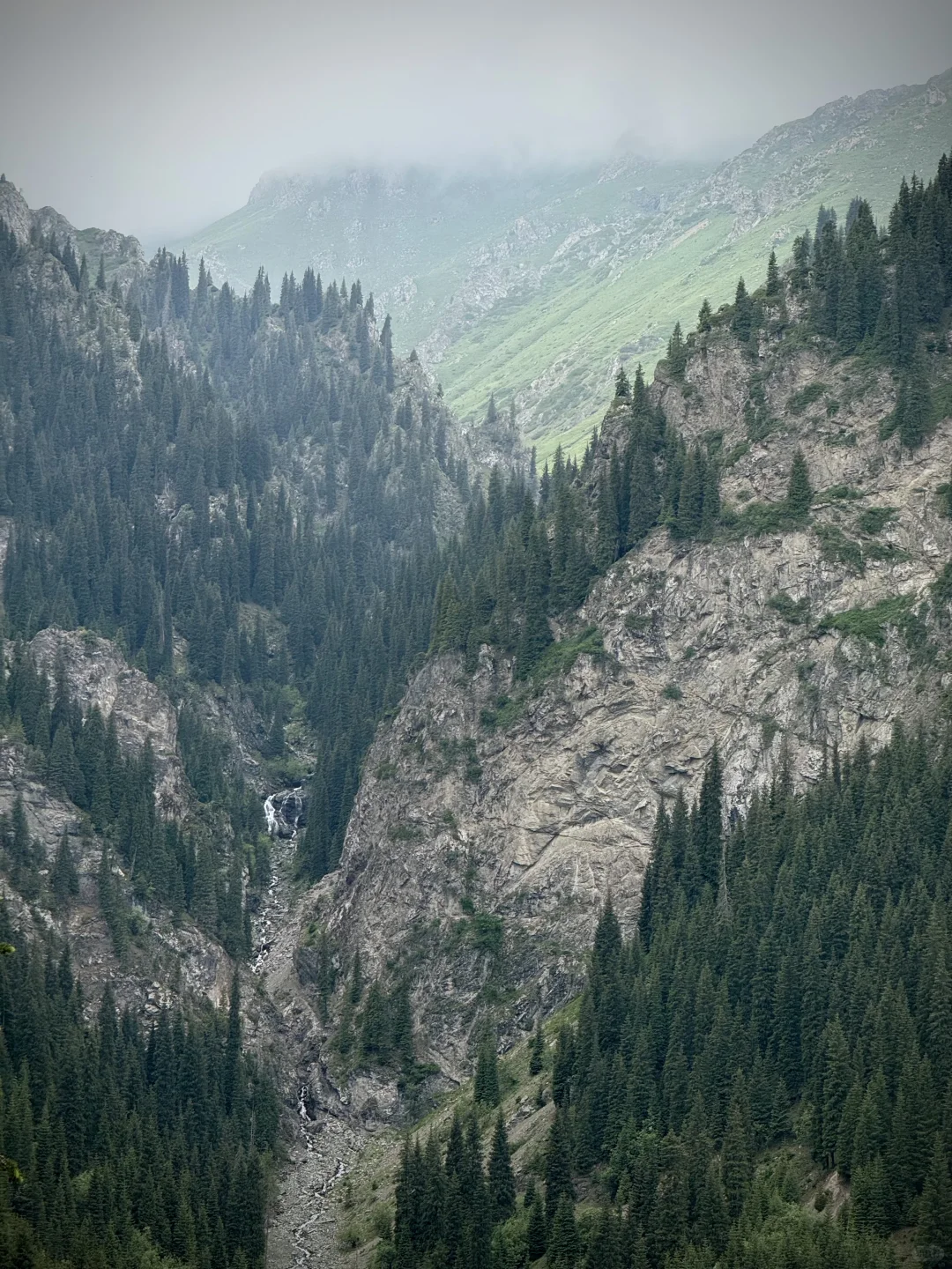 乌鲁木齐周边竟隐藏着这么美的瀑布，不堵车！