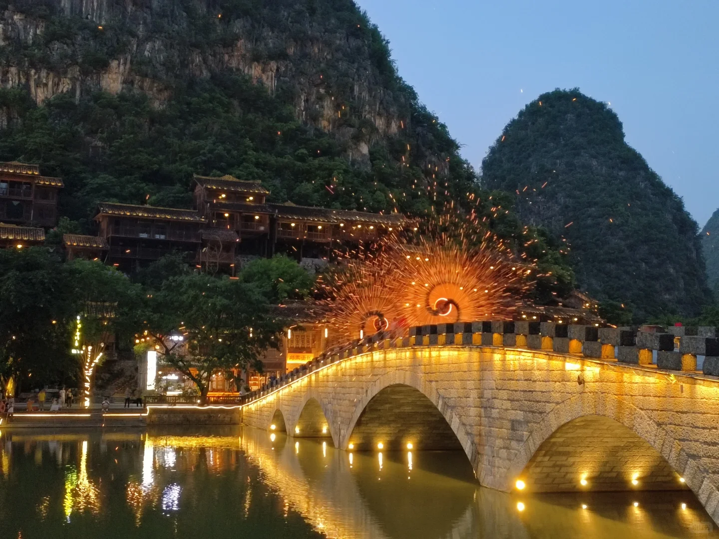兴义——峰林布依景区夜晚简直太美🌃
