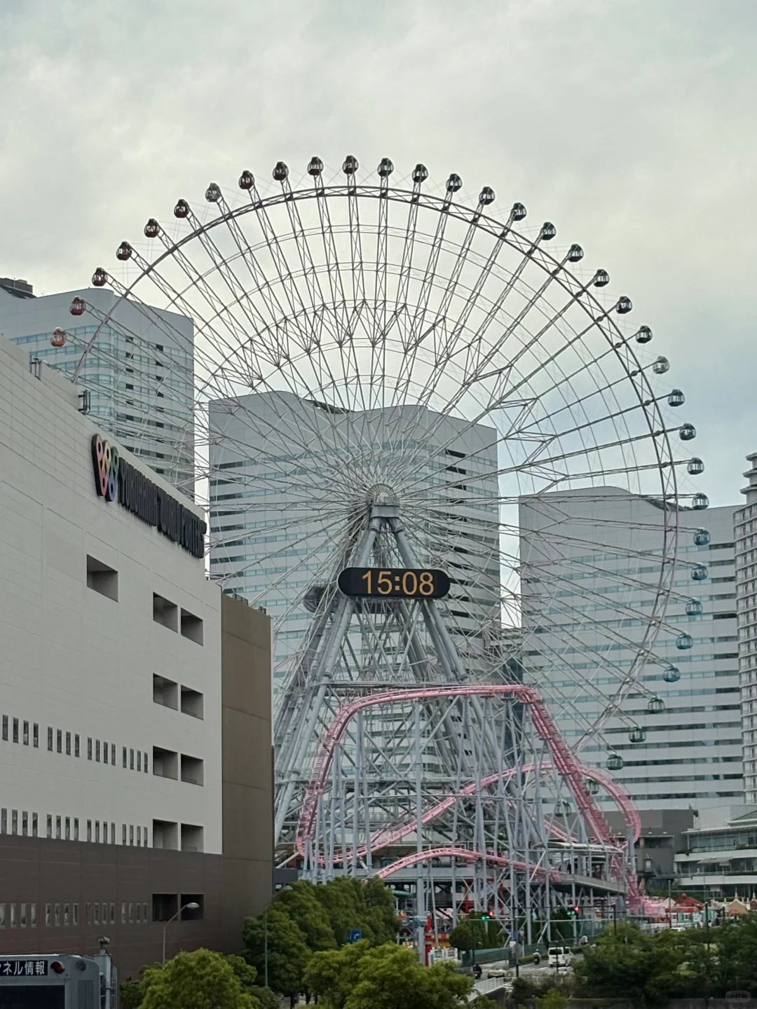 一个人出国旅游了，却并没有很开心