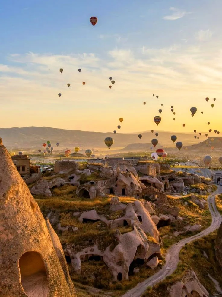 在土耳其卡帕多奇亚追一场梦幻的热气球🎈