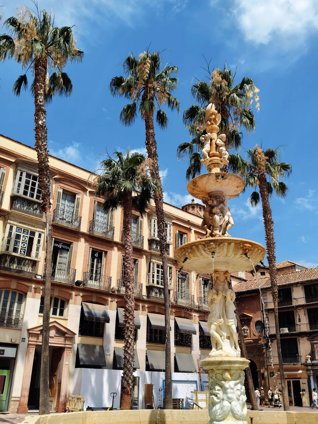 幸福就是–在马拉加的街头拥吻阳光☀️