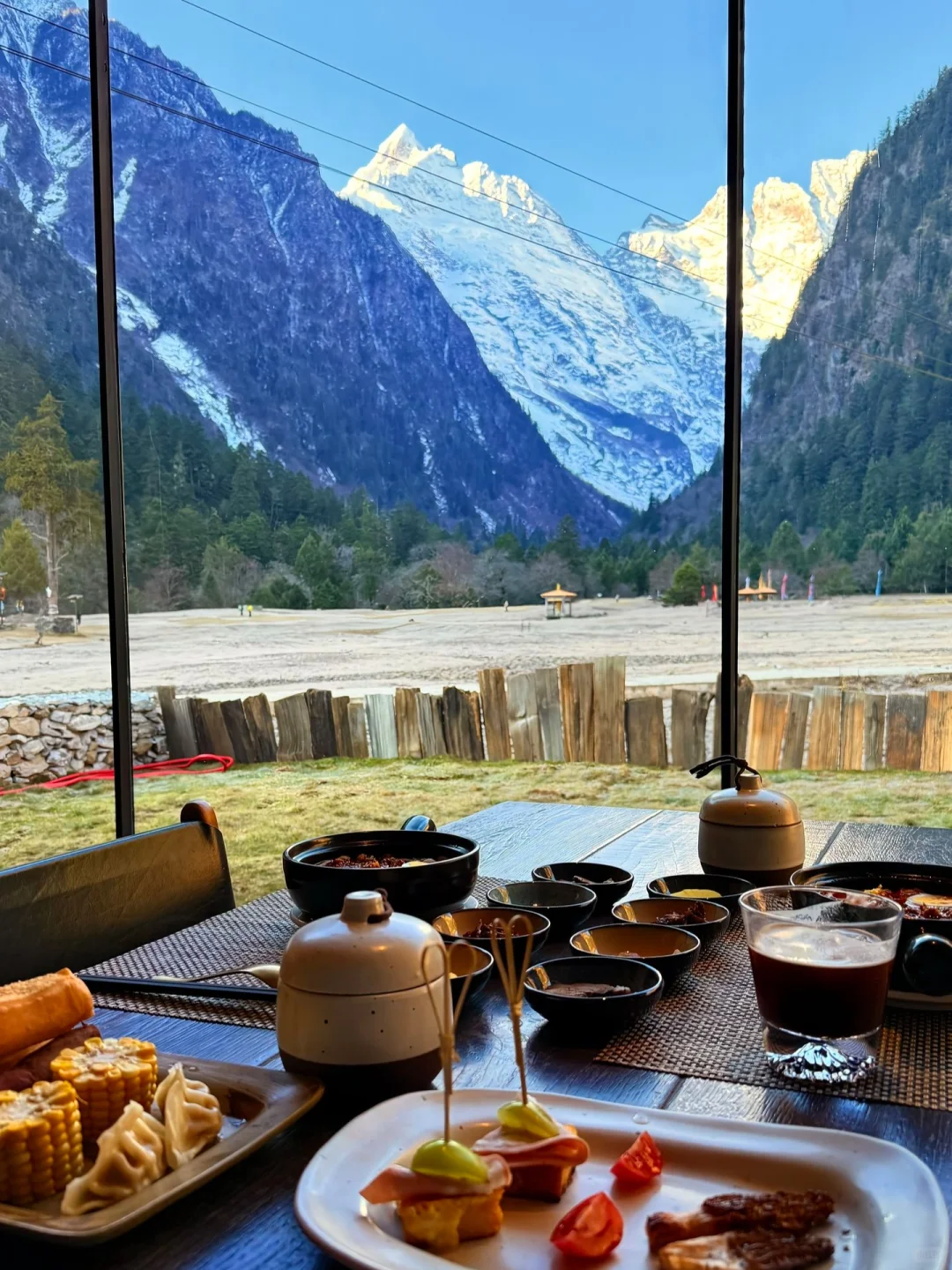 和老公住进雪山下的酒店，真的比瑞士还震撼