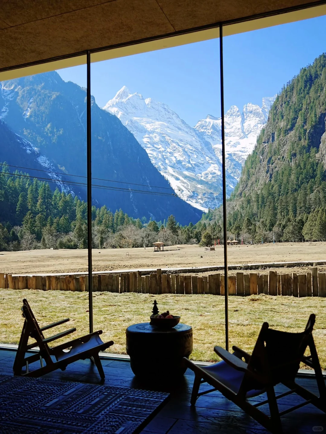 和老公住进雪山下的酒店，真的比瑞士还震撼
