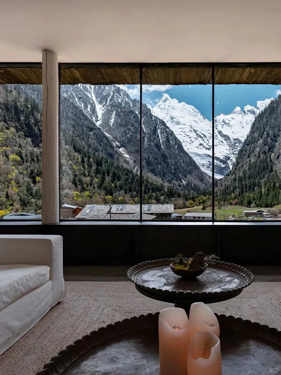 和老公住进雪山下的酒店，真的比瑞士还震撼