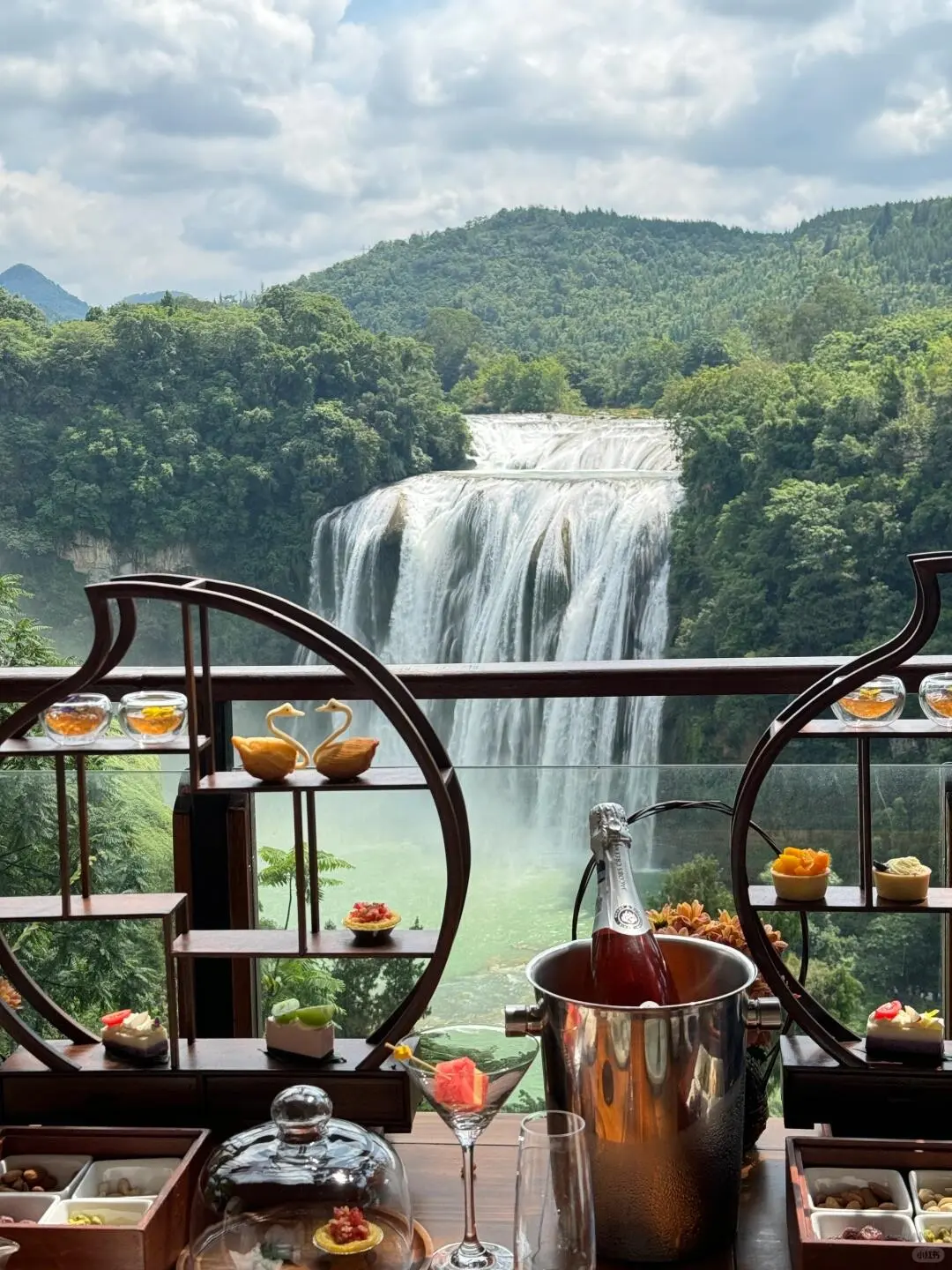 和老公去了贵州的千户苗寨太震撼了！