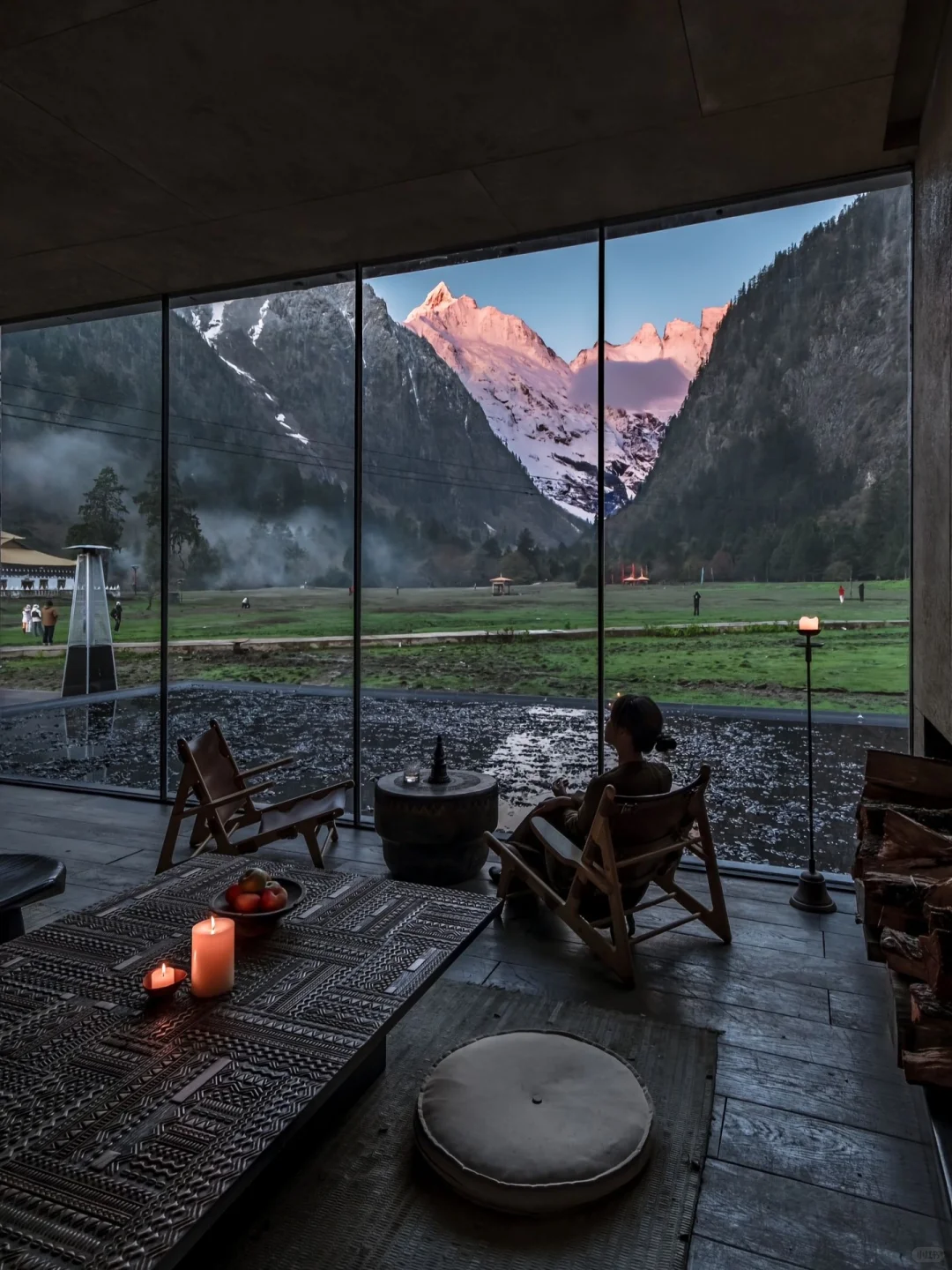 和老公住进雪山下的酒店，真的比瑞士还震撼