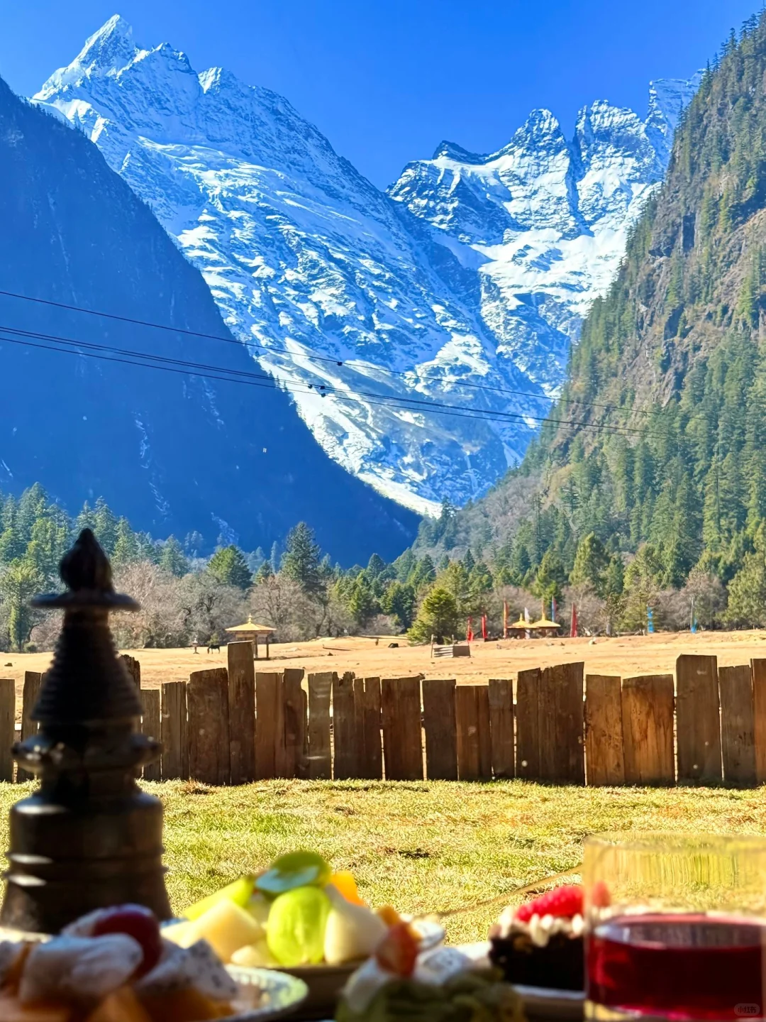 和老公住进雪山下的酒店，真的比瑞士还震撼