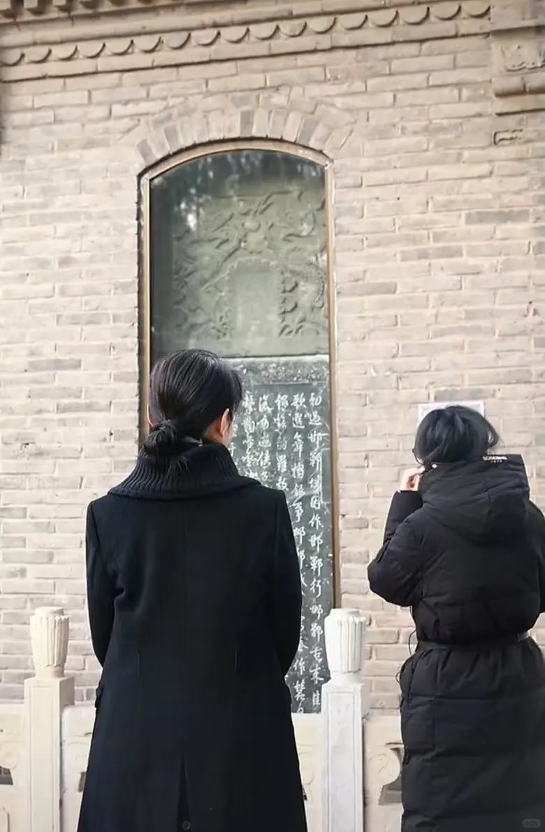 女子顶着鸡窝头给周涛讲解,邯郸文旅点赞