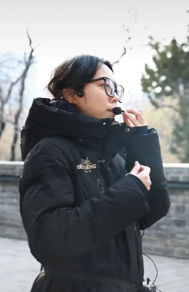 女子顶着鸡窝头给周涛讲解,邯郸文旅点赞