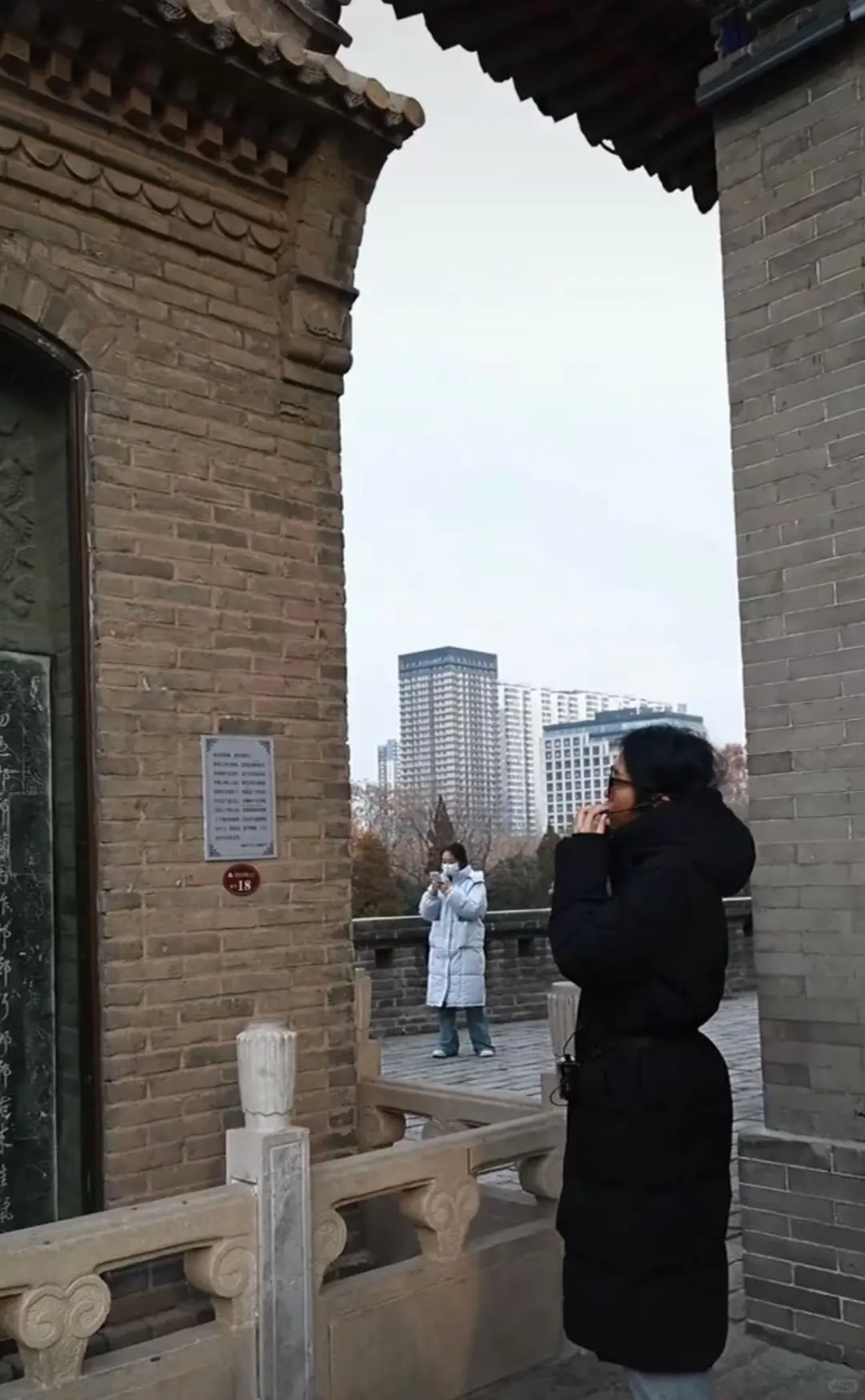 女子顶着鸡窝头给周涛讲解,邯郸文旅点赞