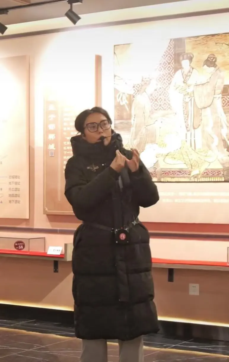 女子顶着鸡窝头给周涛讲解,邯郸文旅点赞