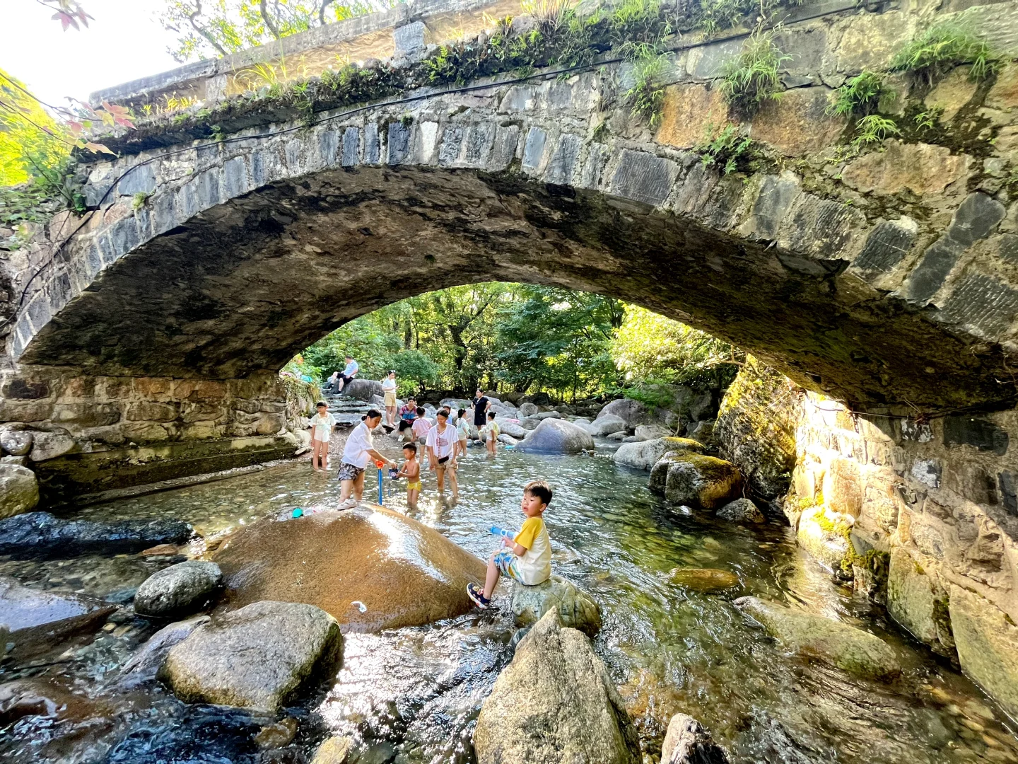 江浙沪皖暑假遛娃去皖南，溯溪玩水观溶洞