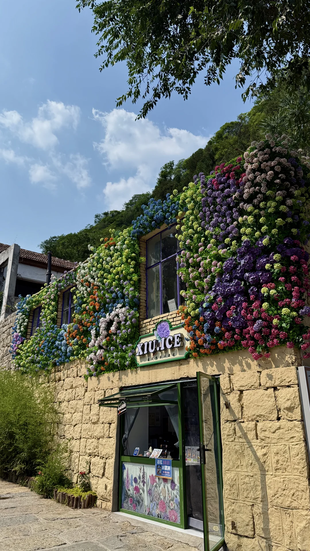 绝美山崖上的梦幻村落