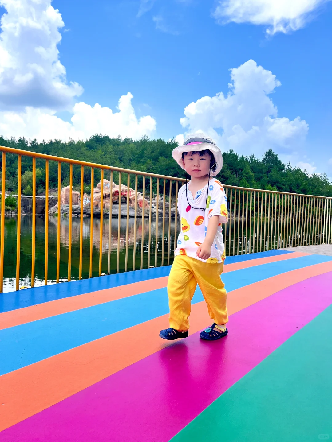 江浙沪皖暑假遛娃去皖南，溯溪玩水观溶洞