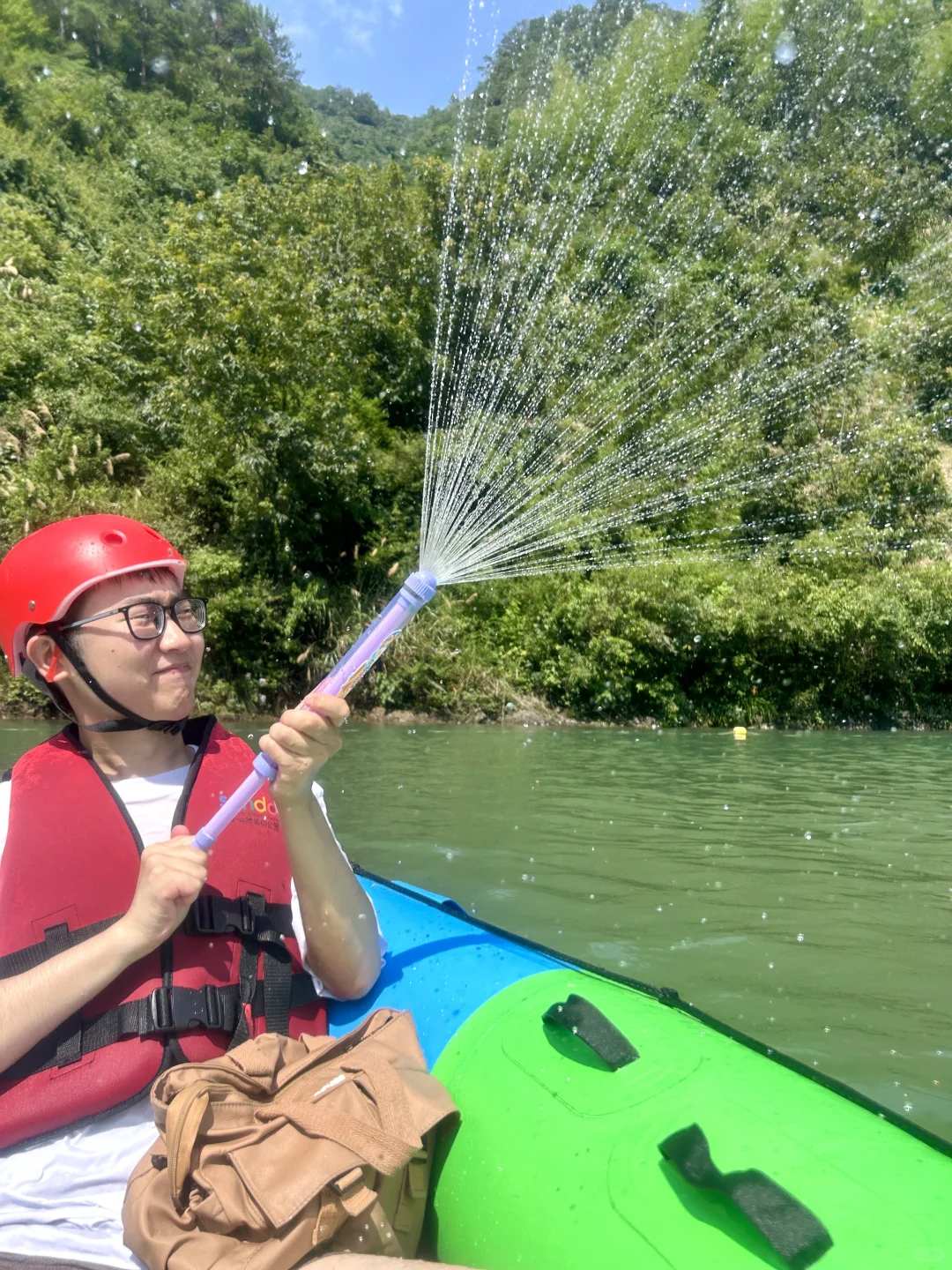 第一次玩漂流!龙井峡漂流也太好玩了叭