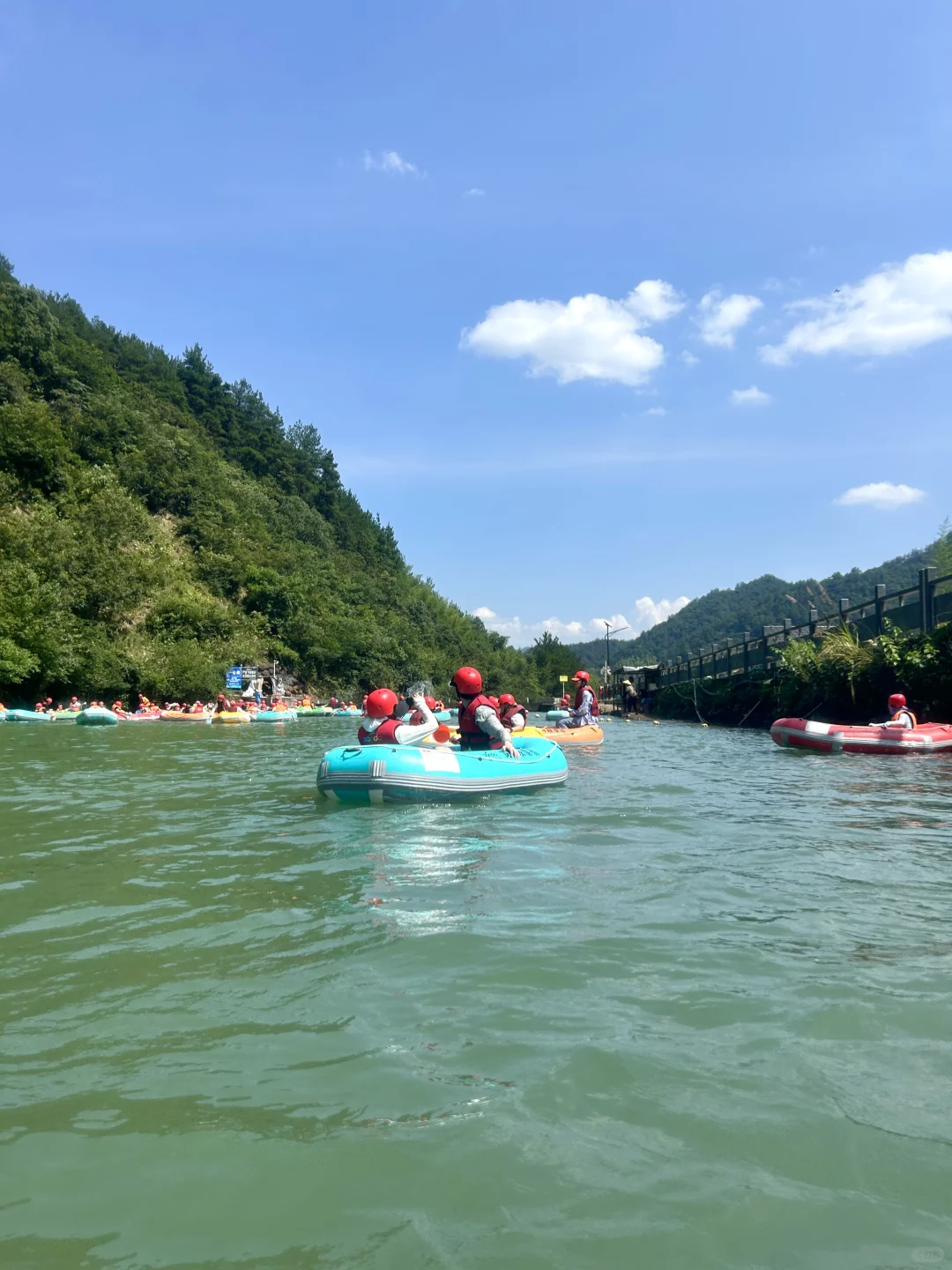 第一次玩漂流!龙井峡漂流也太好玩了叭