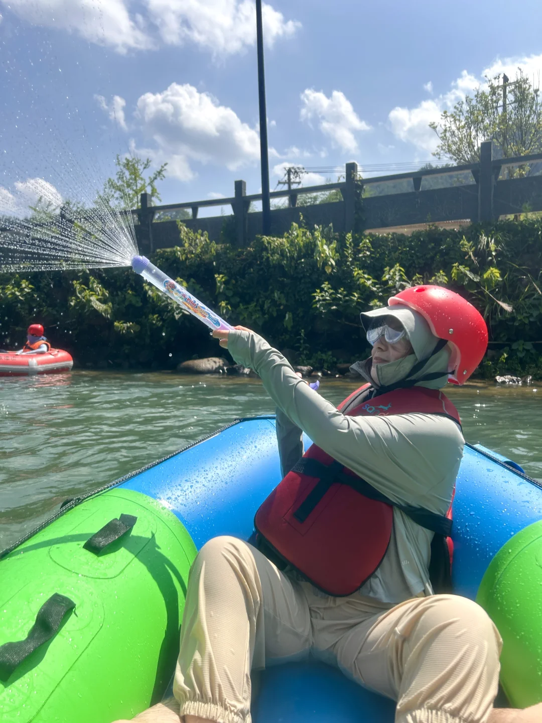 第一次玩漂流!龙井峡漂流也太好玩了叭
