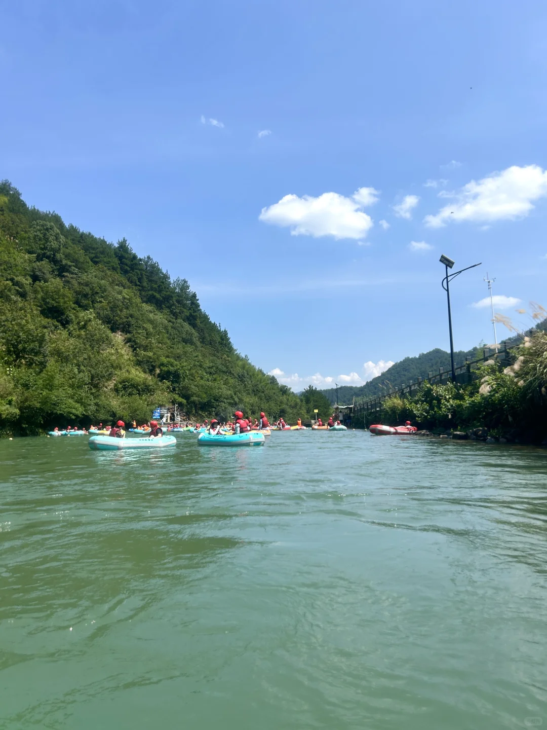 第一次玩漂流!龙井峡漂流也太好玩了叭